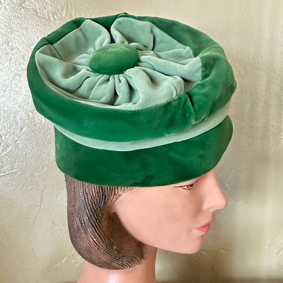 QUIRKY 1960\'s TWO-TONE GREEN VELOUR FLEXIBLE HAT WITH BUTTON AT TOP main image 2